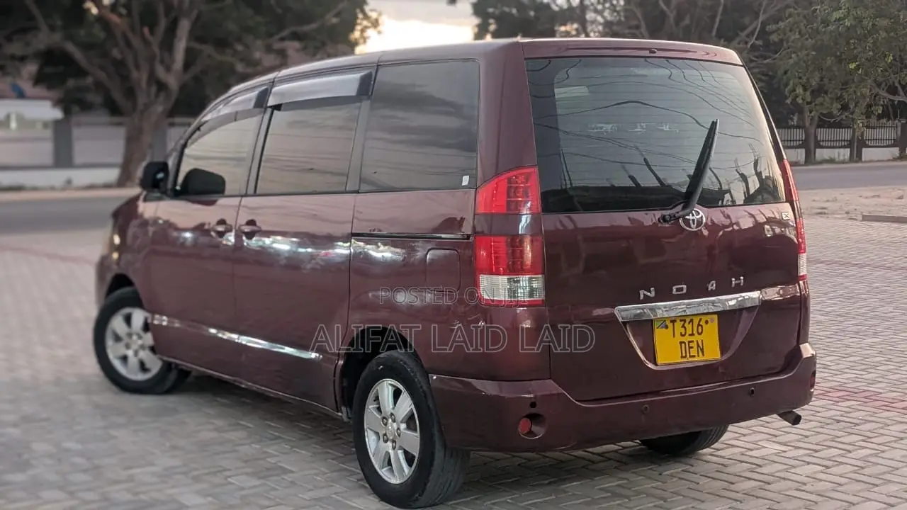 Toyota Noah 2.0 AWD (8 Seater) 2005 Maroon