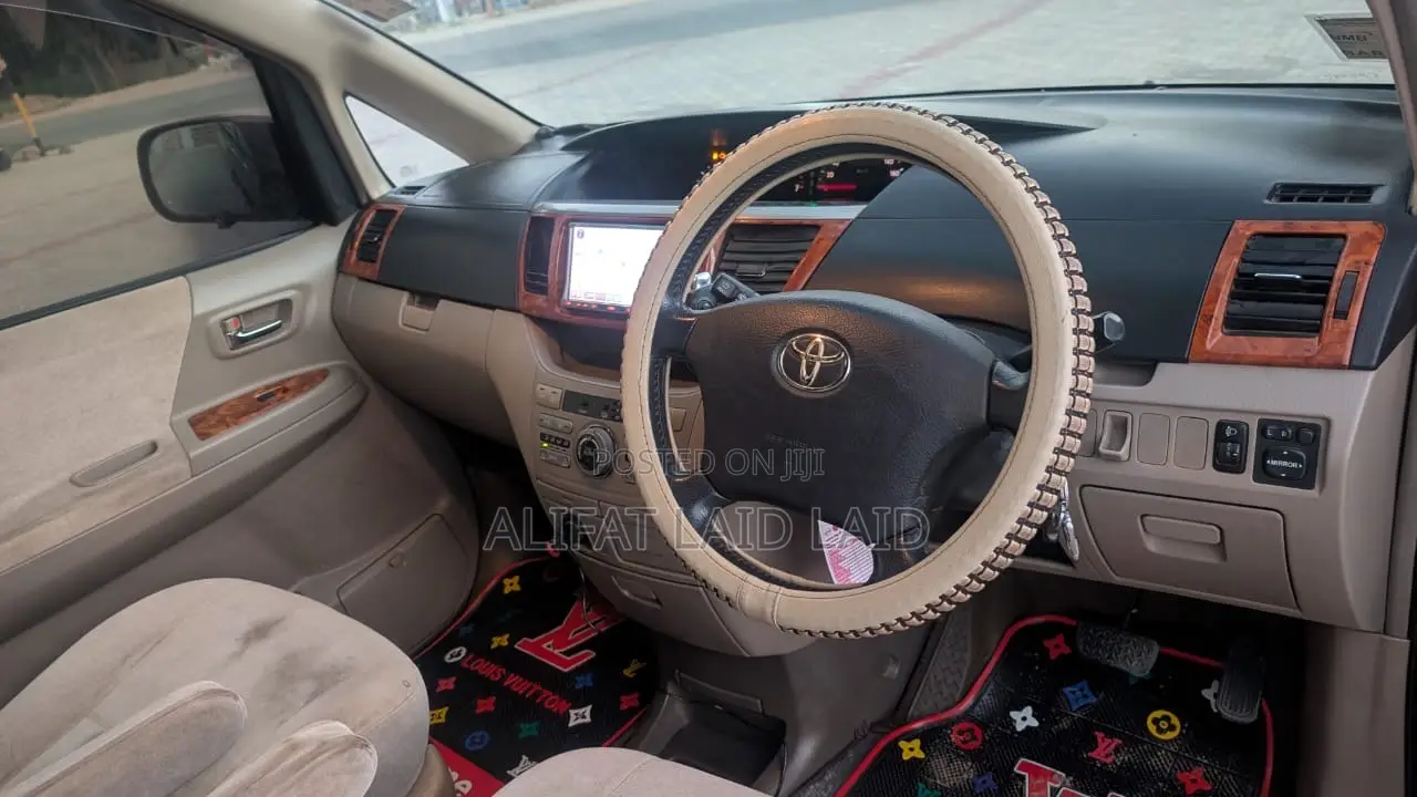 Toyota Noah 2.0 AWD (8 Seater) 2005 Maroon