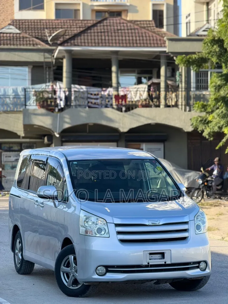 Toyota Noah 2.0 143hp FWD (8 Seater) 2009 Silver