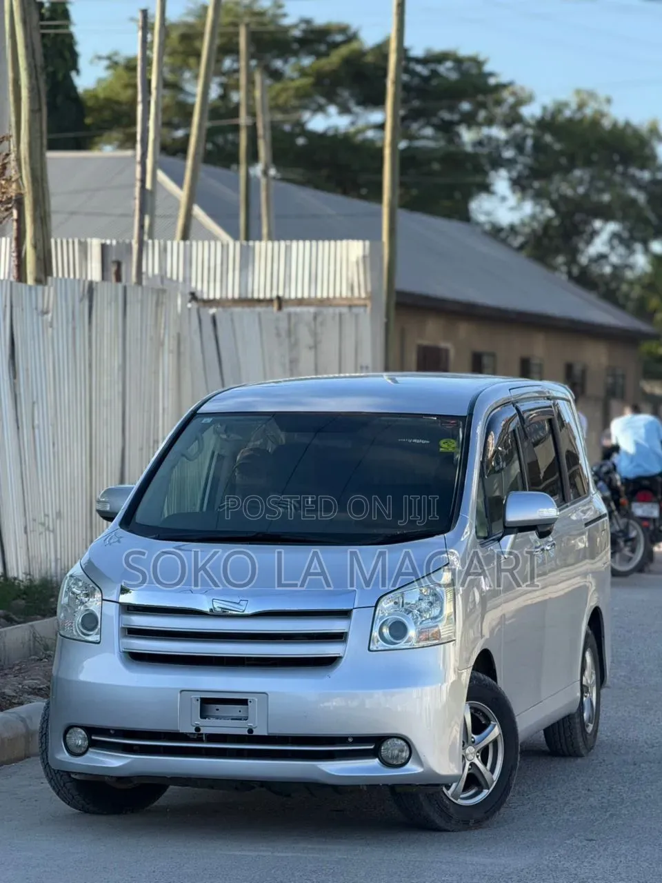 Toyota Noah 2.0 143hp FWD (8 Seater) 2009 Silver