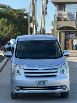 Toyota Noah 2.0 143hp FWD (8 Seater) 2009 Silver