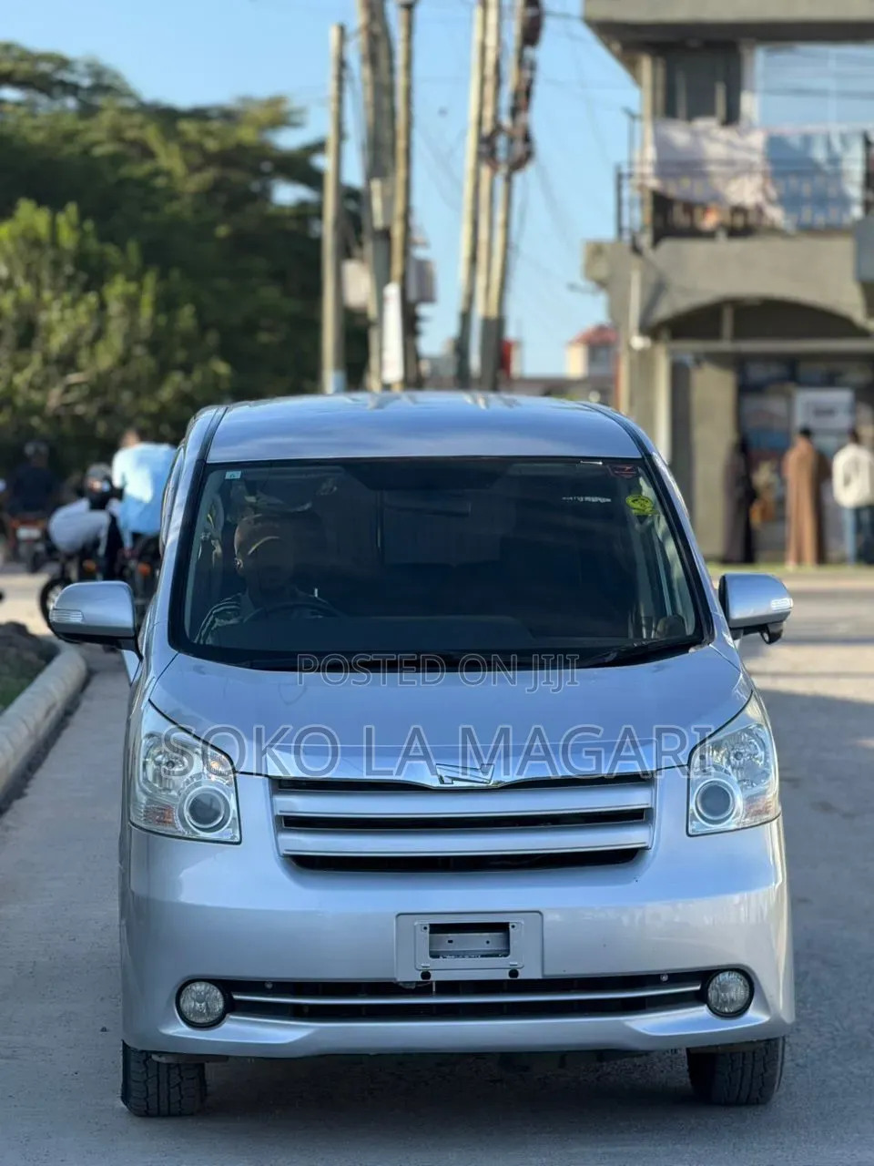 Toyota Noah 2.0 143hp FWD (8 Seater) 2009 Silver