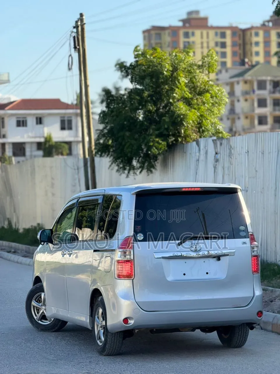 Toyota Noah 2.0 143hp FWD (8 Seater) 2009 Silver