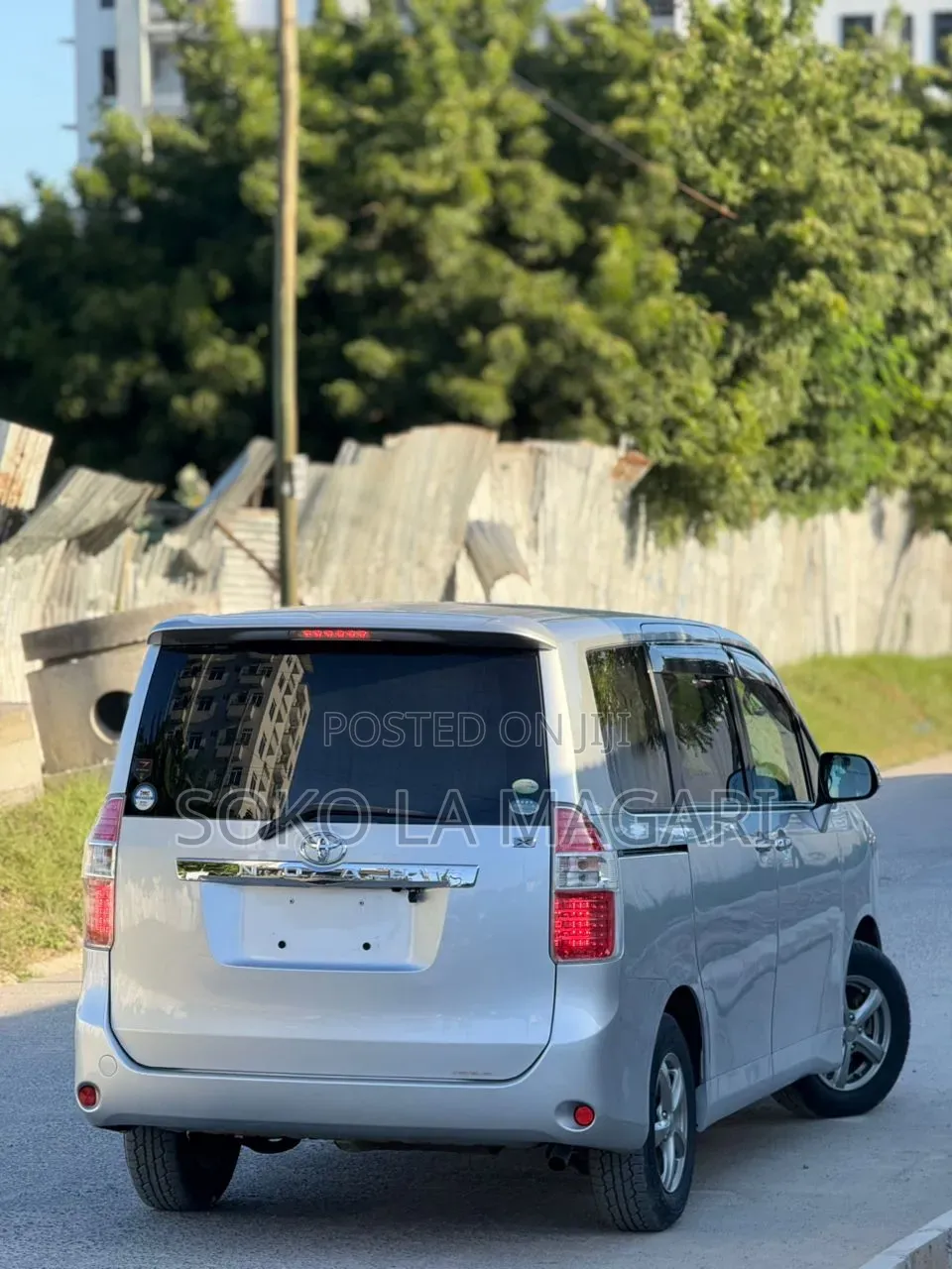 Toyota Noah 2.0 143hp FWD (8 Seater) 2009 Silver