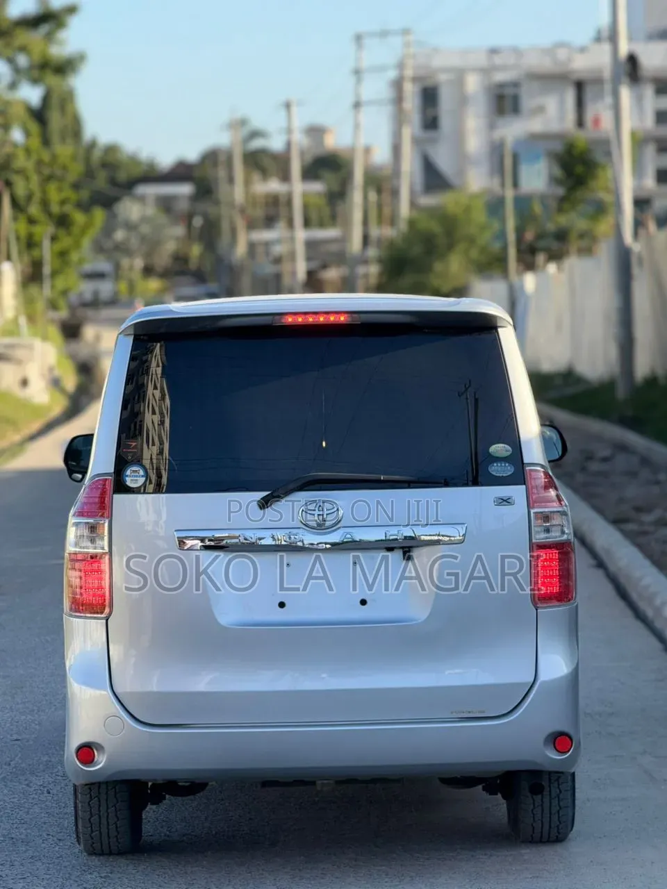 Toyota Noah 2.0 143hp FWD (8 Seater) 2009 Silver