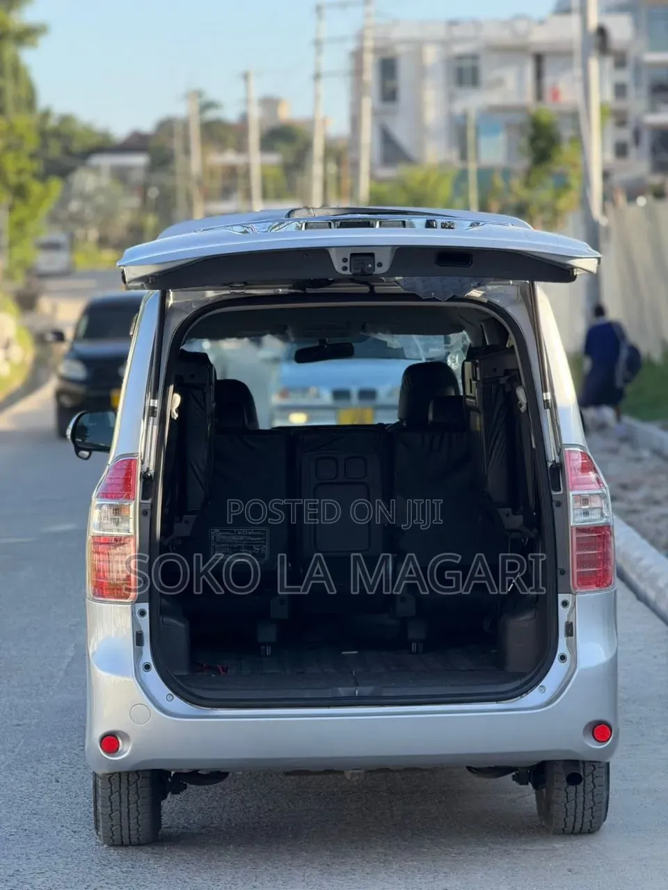 Toyota Noah 2.0 143hp FWD (8 Seater) 2009 Silver