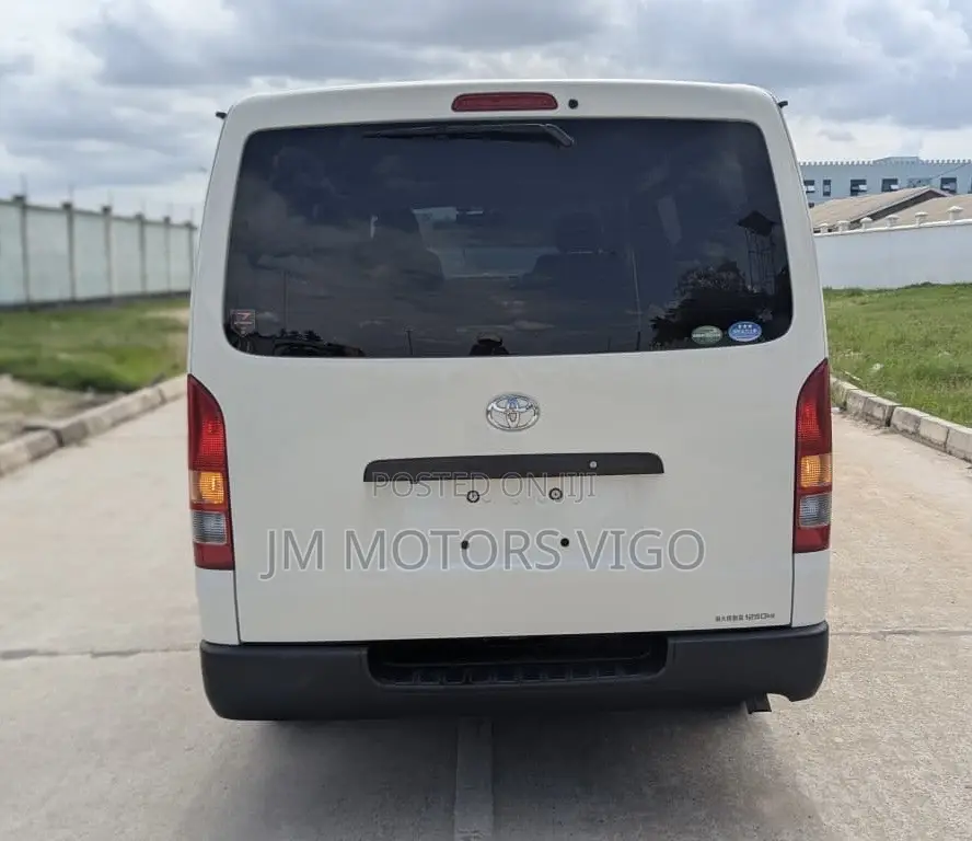Toyota HiAce 2016 White
