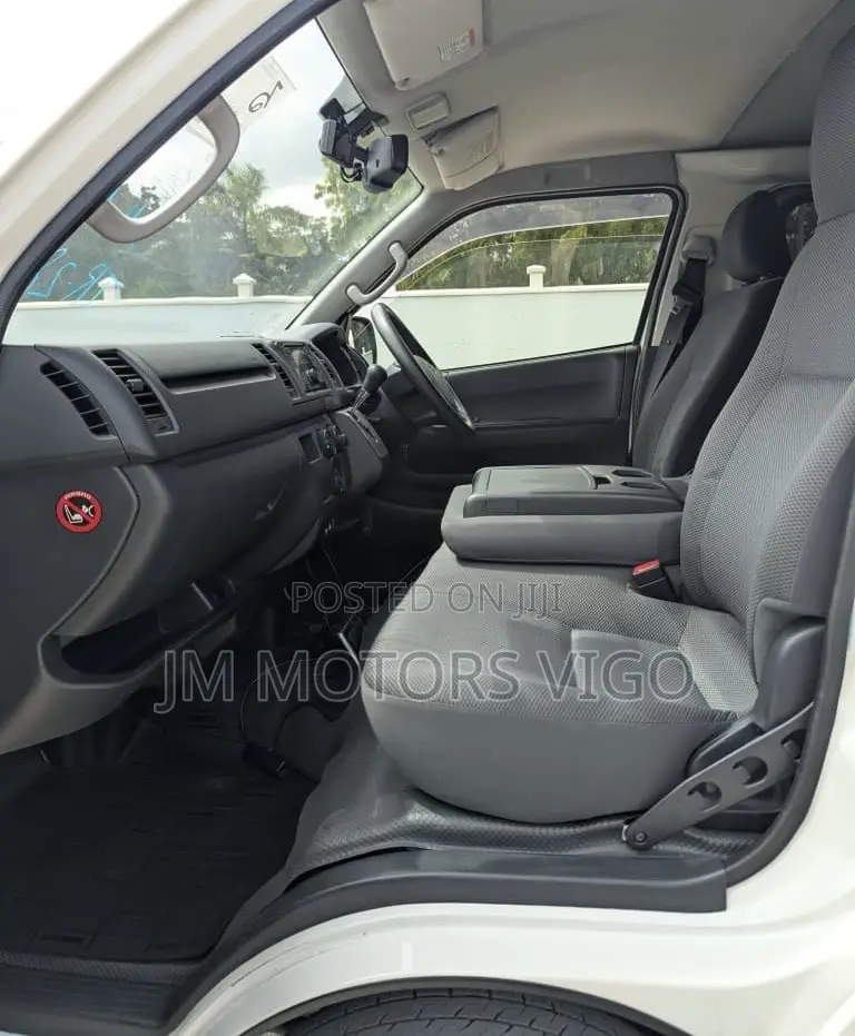 Toyota HiAce 2016 White