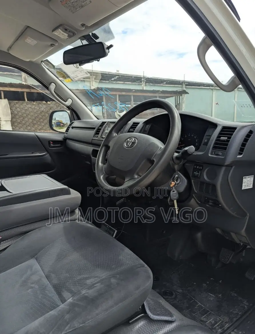 Toyota HiAce 2016 White