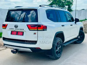 Toyota Land Cruiser 2024 White