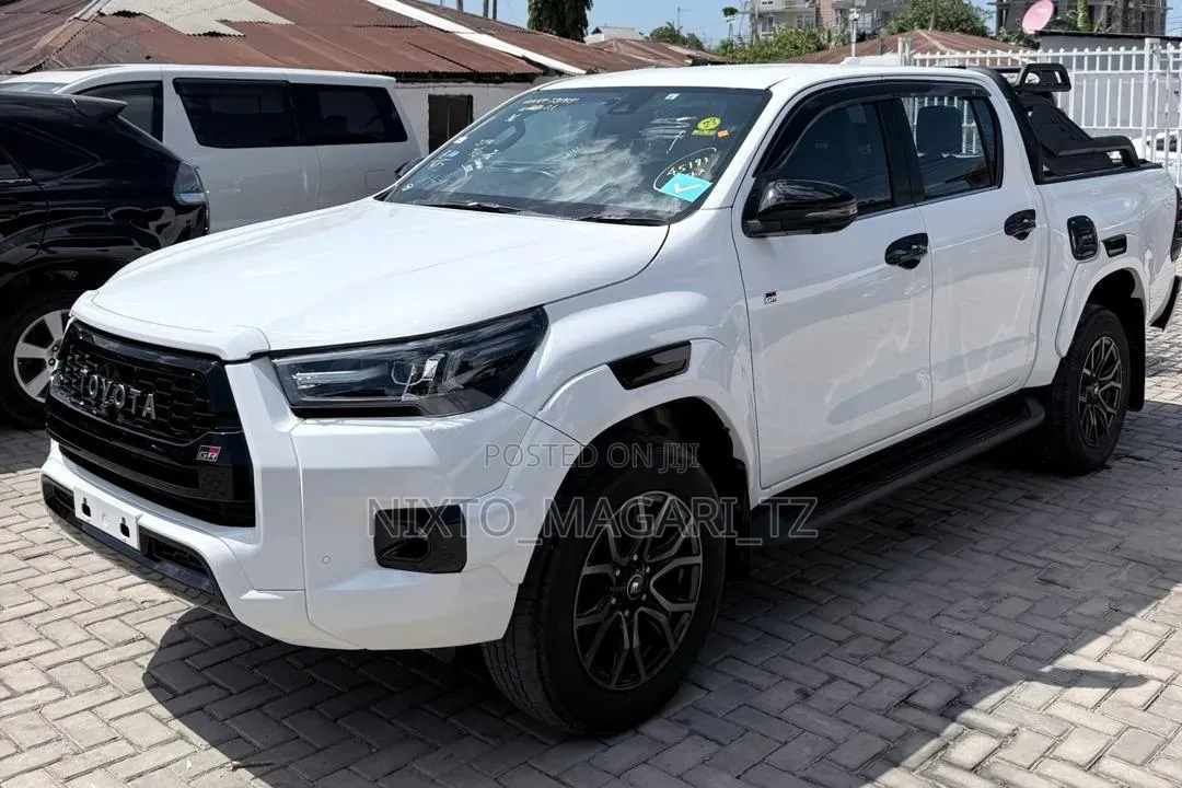 Toyota Hilux 2023 White