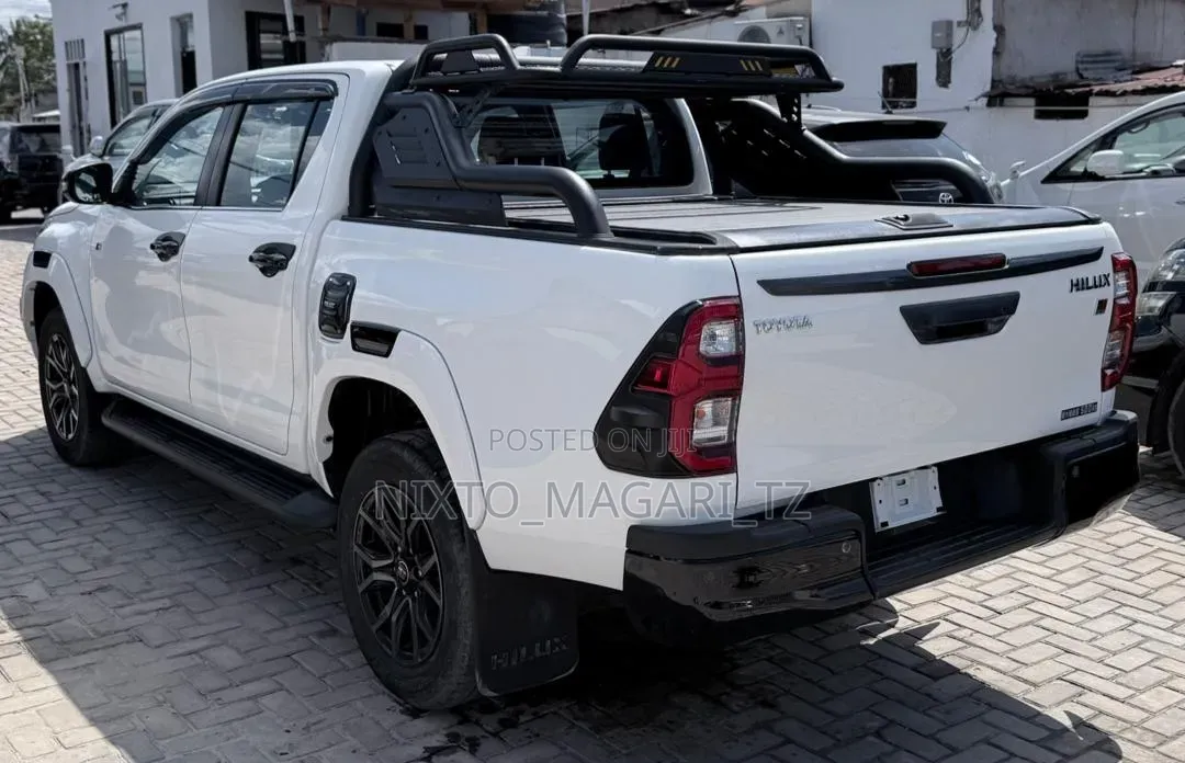 Toyota Hilux 2023 White