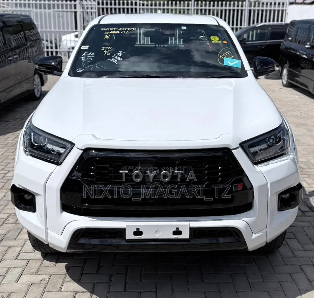Toyota Hilux 2023 White