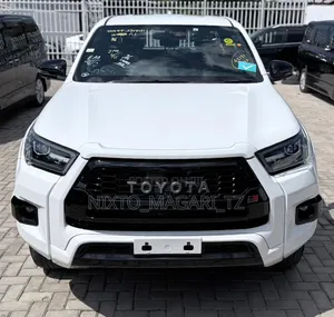 Toyota Hilux 2023 White