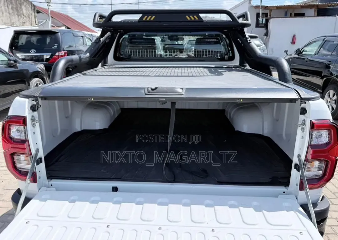 Toyota Hilux 2023 White