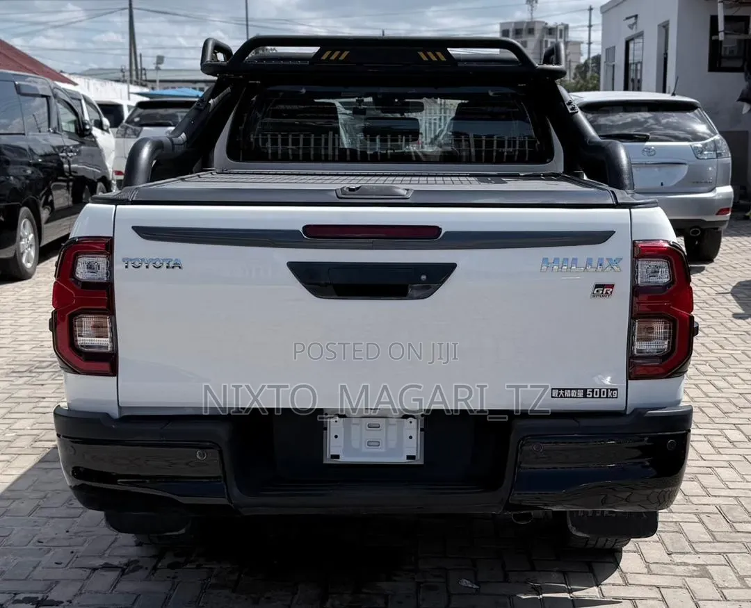 Toyota Hilux 2023 White