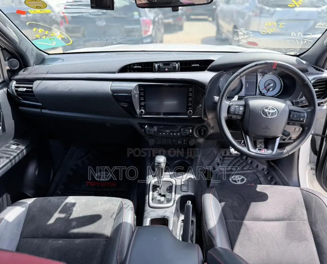 Toyota Hilux 2023 White