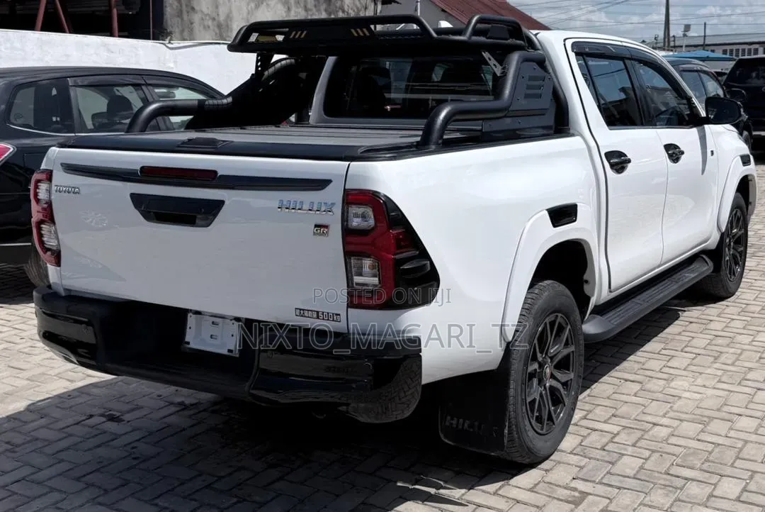Toyota Hilux 2023 White