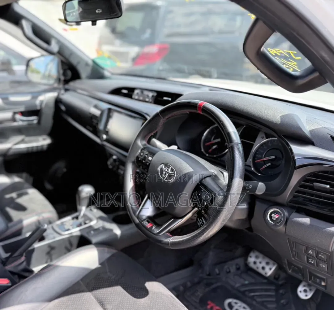 Toyota Hilux 2023 White