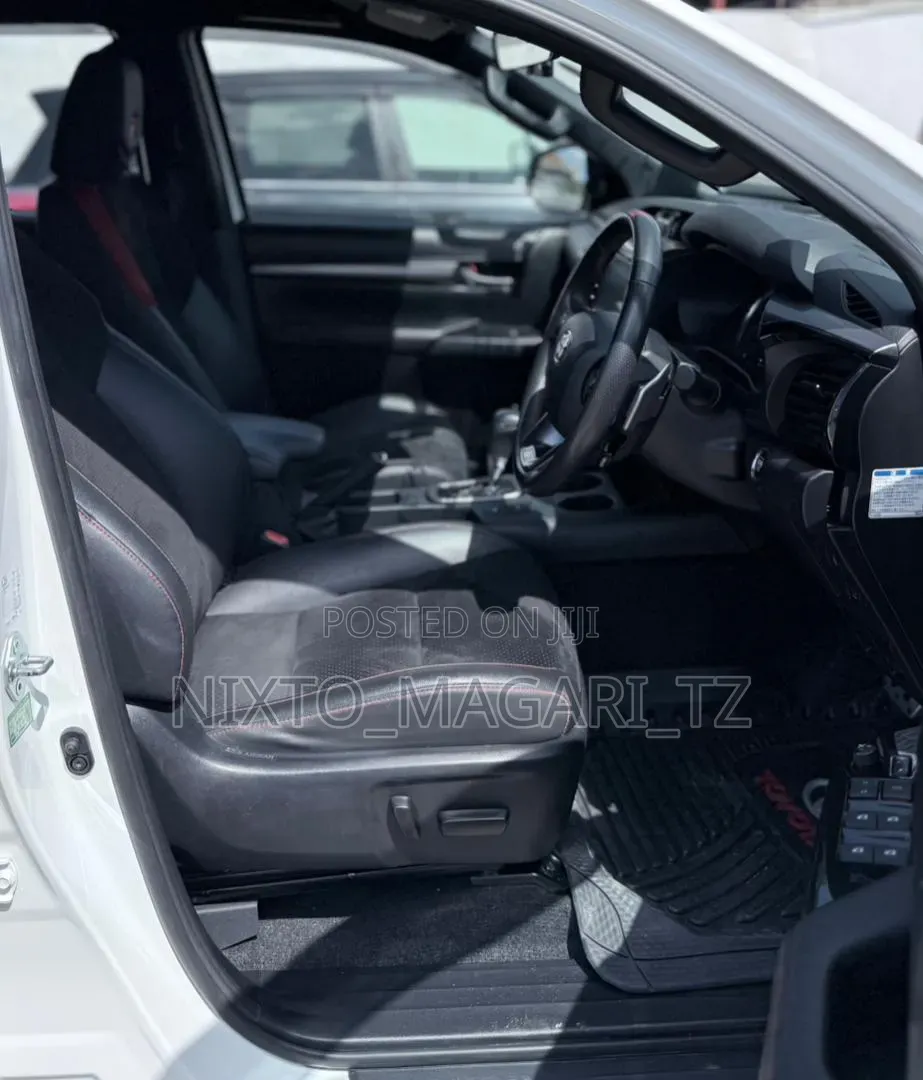 Toyota Hilux 2023 White