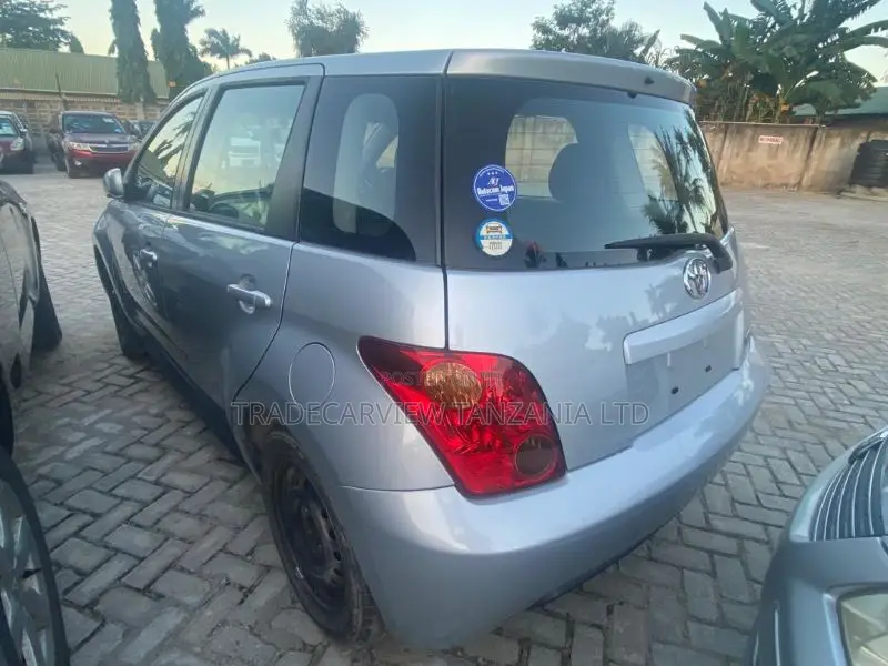Toyota IST 2004 Silver