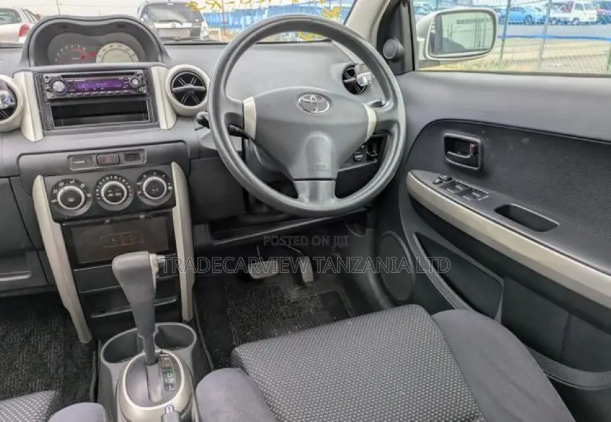 Toyota IST 2004 Silver