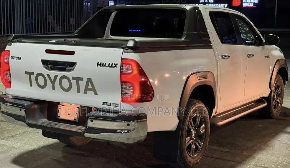 Toyota Hilux 2021 White
