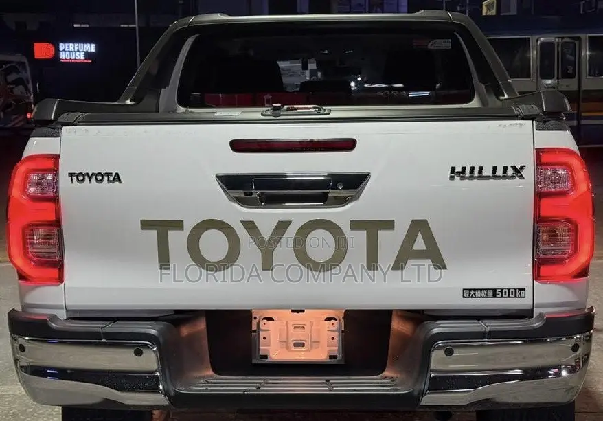 Toyota Hilux 2021 White