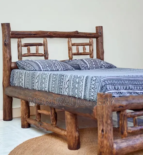 Poles/ Mirunda Bed