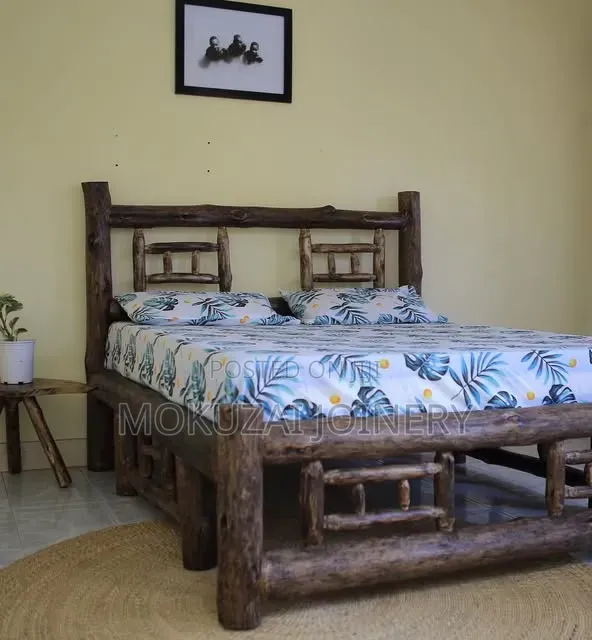 Poles/ Mirunda Bed