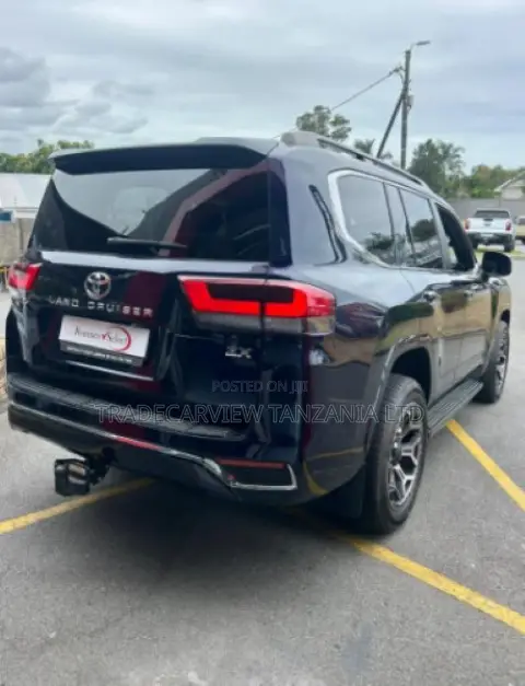 Toyota Land Cruiser LC300 2023 Black