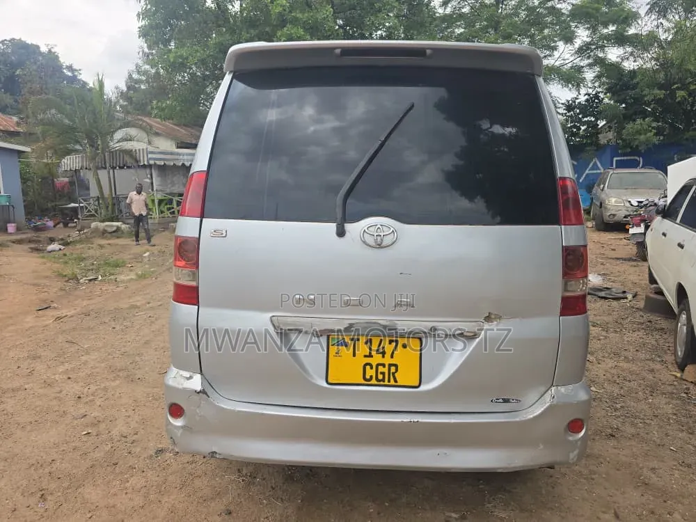 Toyota Noah 2006 Silver