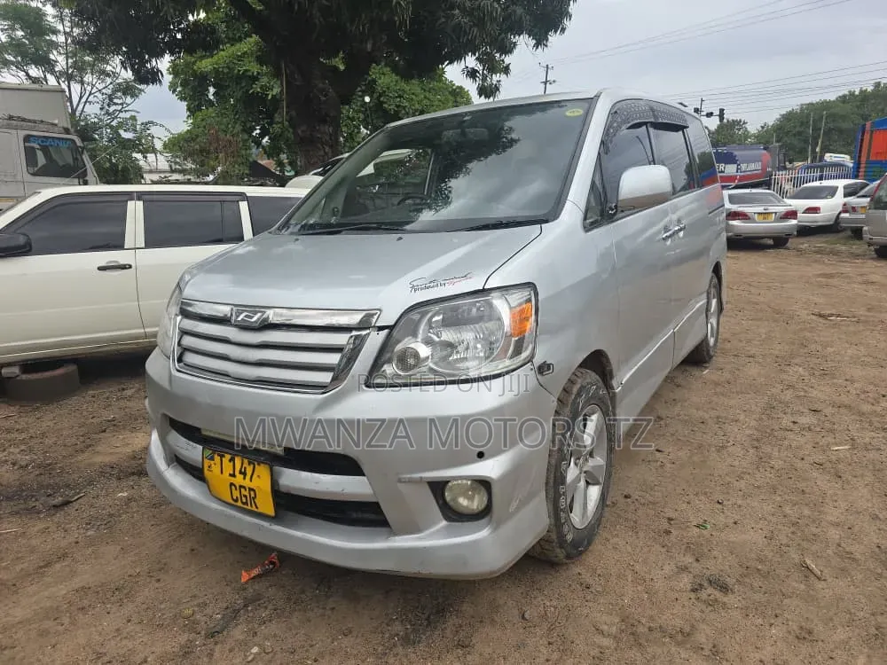Toyota Noah 2006 Silver