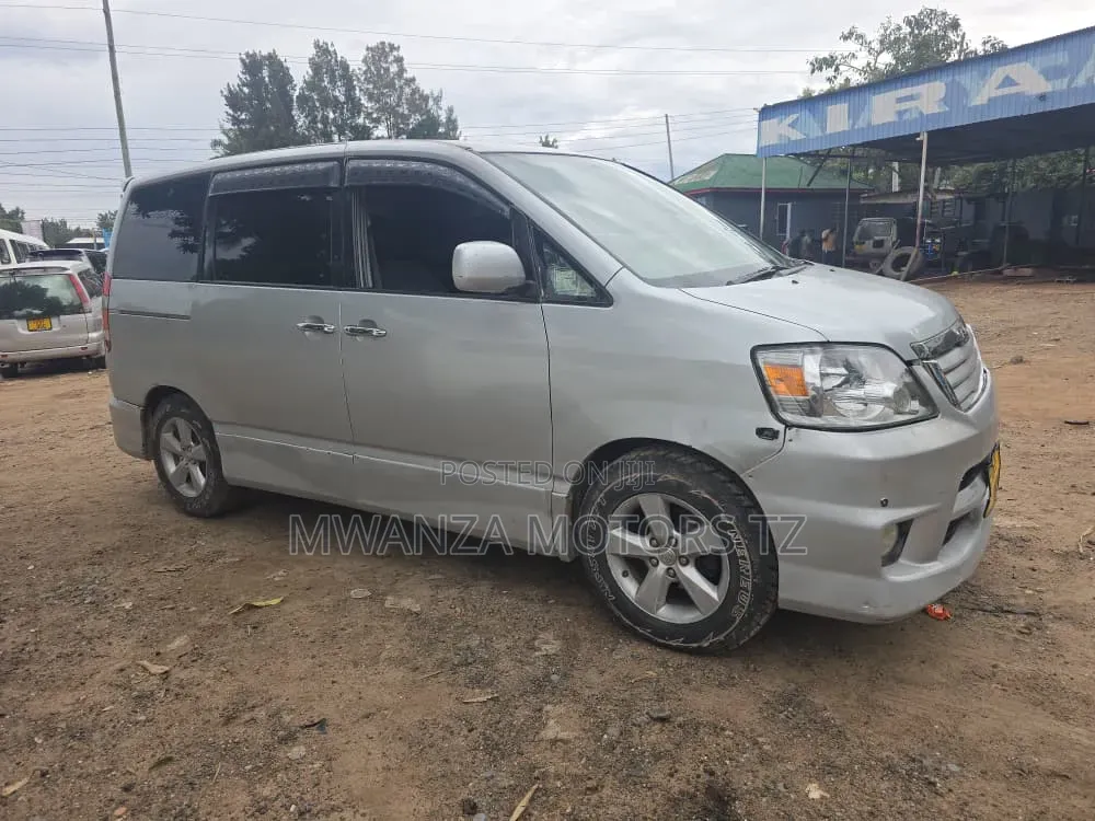 Toyota Noah 2006 Silver