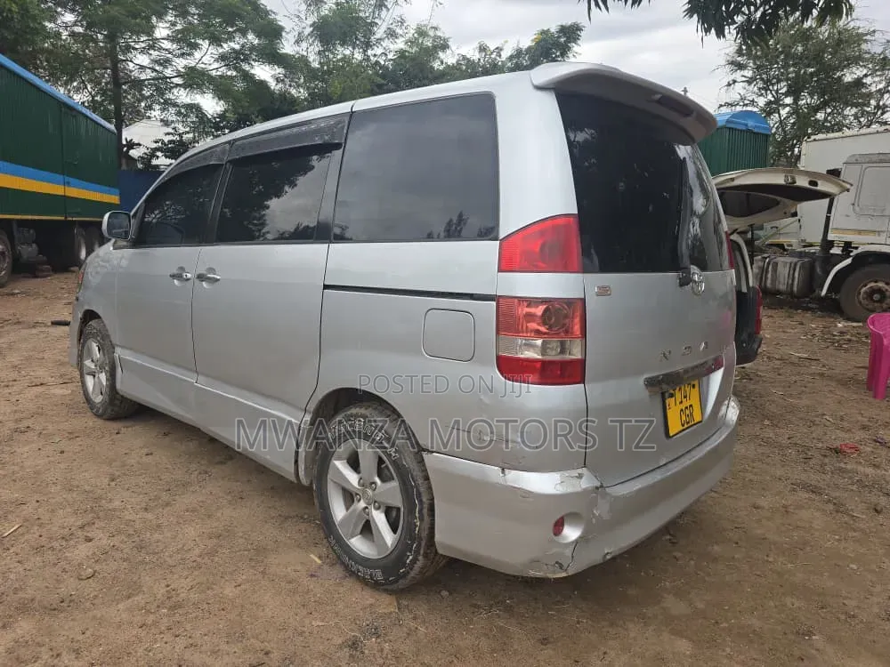 Toyota Noah 2006 Silver