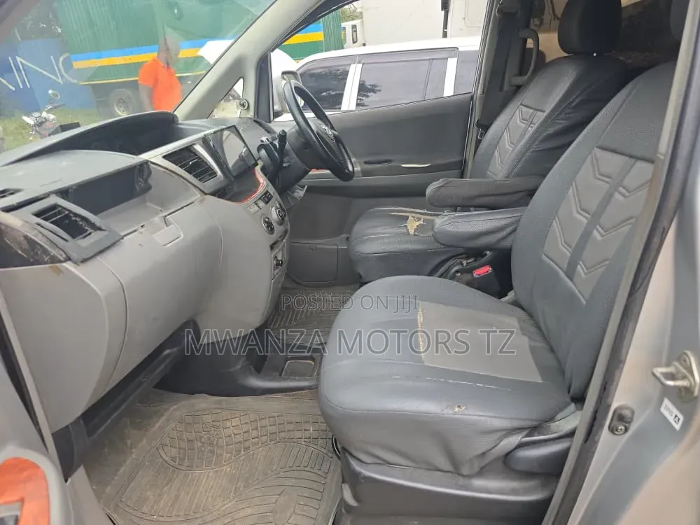 Toyota Noah 2006 Silver