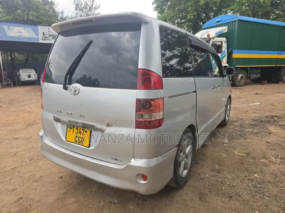 Toyota Noah 2006 Silver