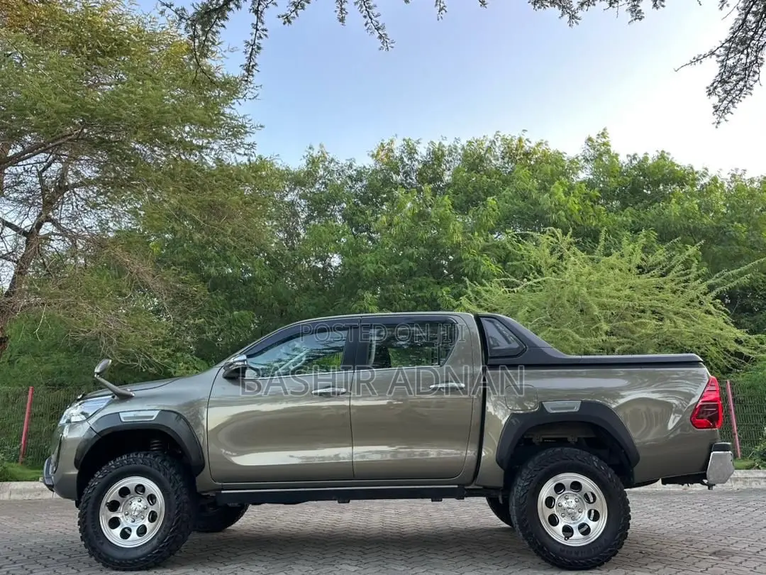 Toyota Hilux 2022 Beige