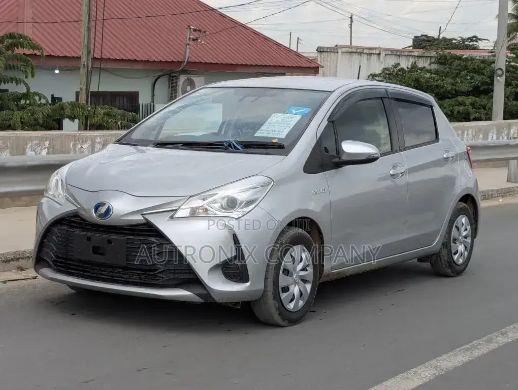 Toyota Vitz 1.5 FWD Hybrid 5dr 2017 Silver