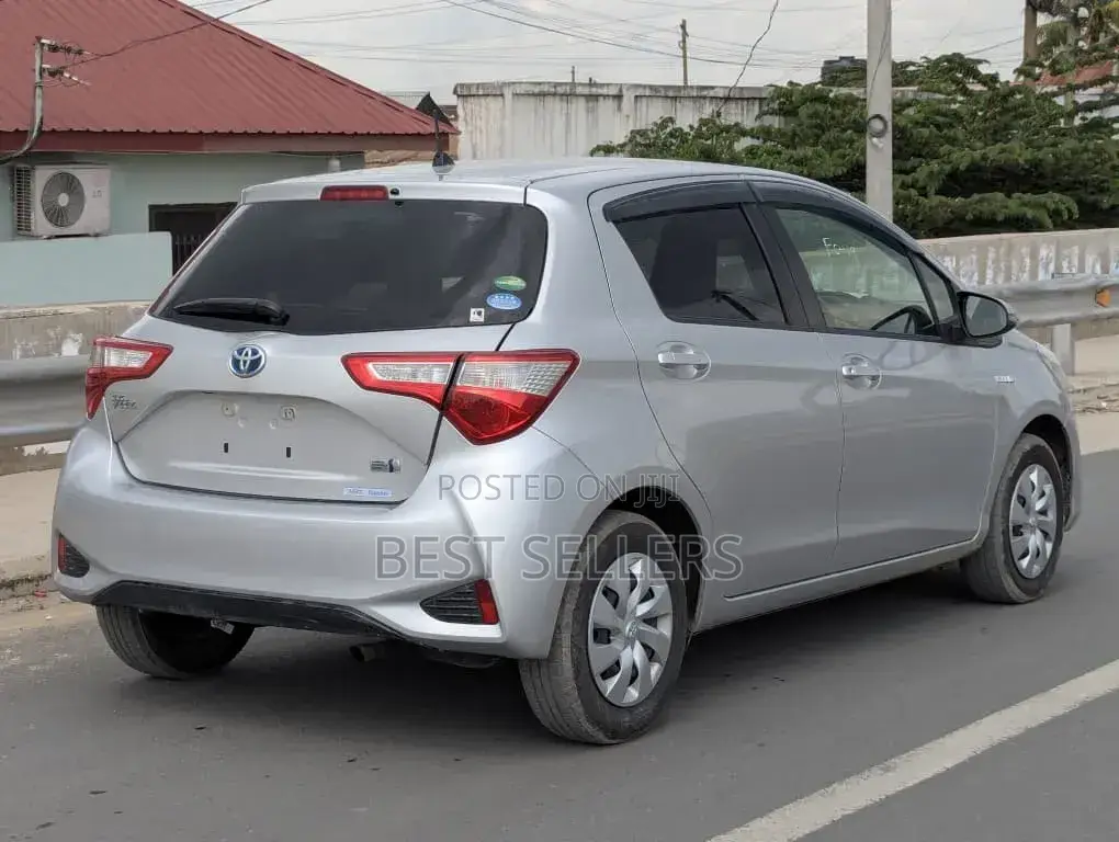 Toyota Vitz 1.5 FWD Hybrid 5dr 2017 Silver