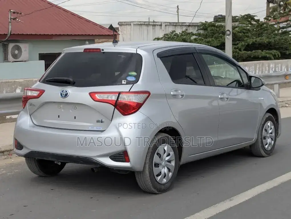 Toyota Vitz 1.5 FWD Hybrid 5dr 2017 Silver