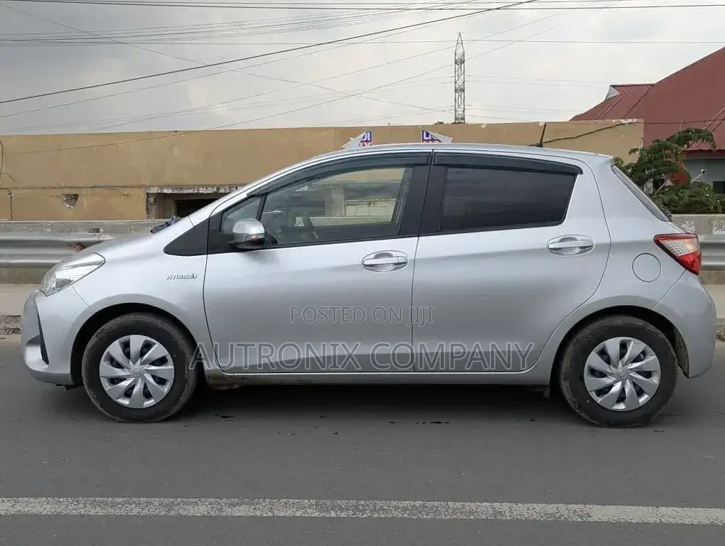 Toyota Vitz 1.5 FWD Hybrid 5dr 2017 Silver