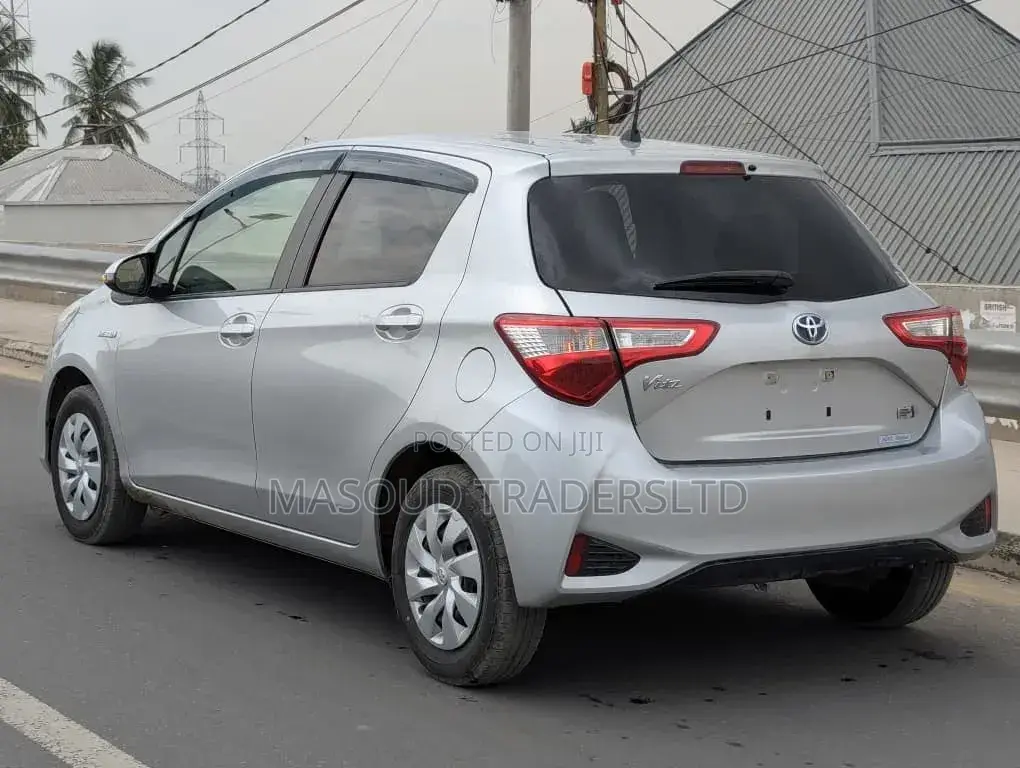 Toyota Vitz 1.5 FWD Hybrid 5dr 2017 Silver