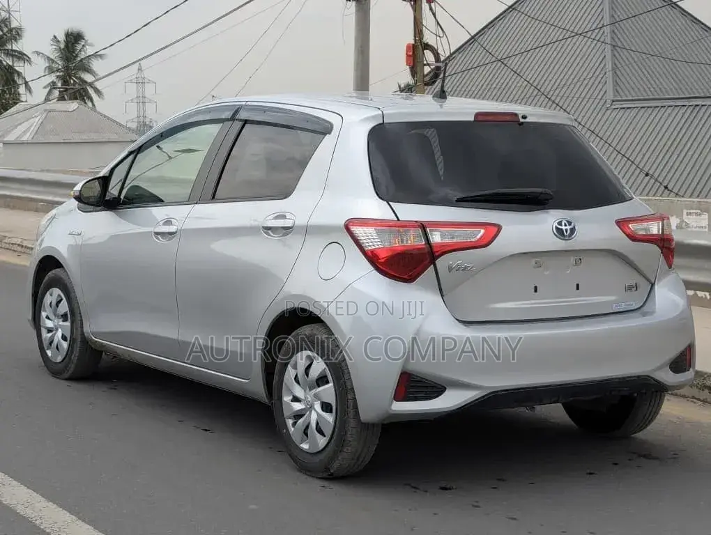 Toyota Vitz 1.5 FWD Hybrid 5dr 2017 Silver