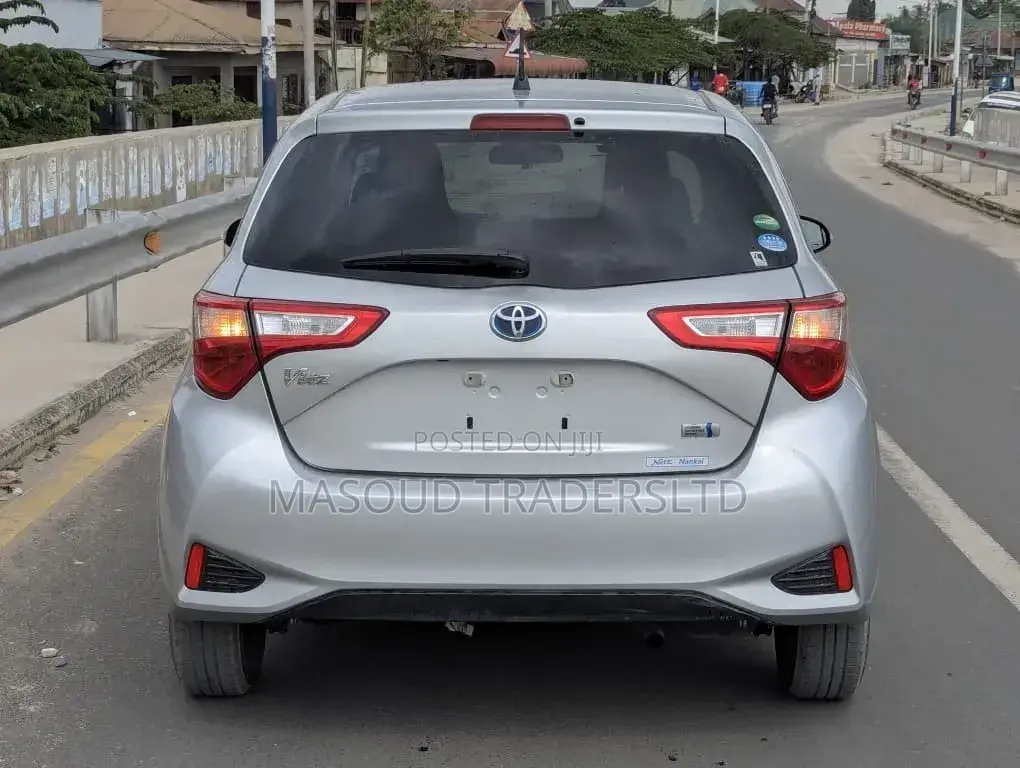 Toyota Vitz 1.5 FWD Hybrid 5dr 2017 Silver