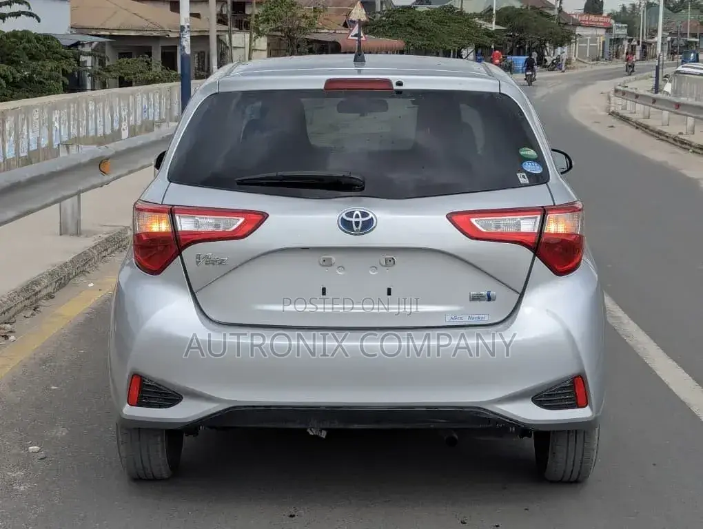 Toyota Vitz 1.5 FWD Hybrid 5dr 2017 Silver