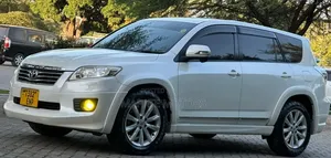 Toyota Vanguard 2012 White