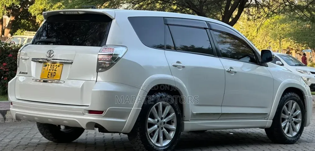 Toyota Vanguard 2012 White