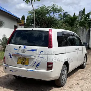 Toyota ISIS 1.8 L 2004 White