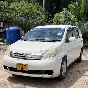 Toyota ISIS 1.8 L 2004 White